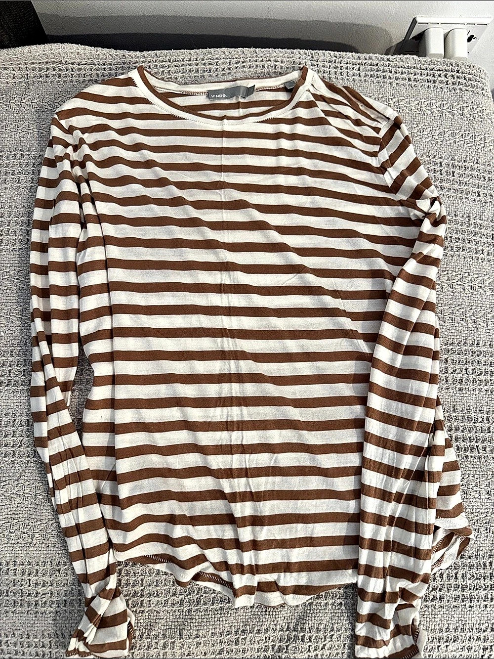 Vince Striped Long-Sleeve Crewneck Tee in Brown & White